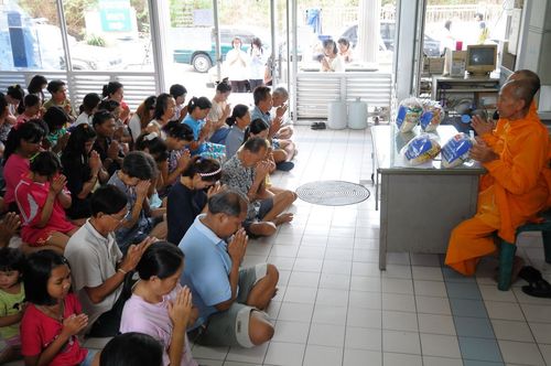 ภาพ No.4255:มูลนิธิธรรมกายช่วยภัยน้ำท่วม ปี พ.ศ.2554 ที่อ.คลองหลวง