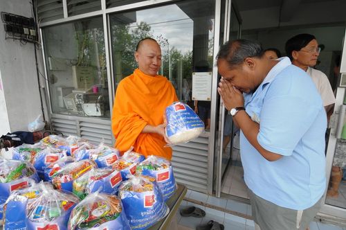 ภาพ No.4270:มูลนิธิธรรมกายช่วยภัยน้ำท่วม ปี พ.ศ.2554 ที่อ.คลองหลวง