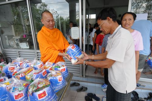 ภาพ No.4257:มูลนิธิธรรมกายช่วยภัยน้ำท่วม ปี พ.ศ.2554 ที่อ.คลองหลวง