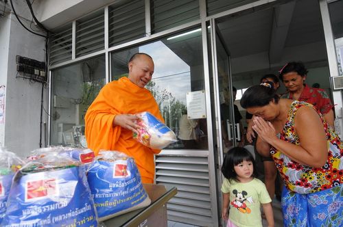 ภาพ No.4260:มูลนิธิธรรมกายช่วยภัยน้ำท่วม ปี พ.ศ.2554 ที่อ.คลองหลวง