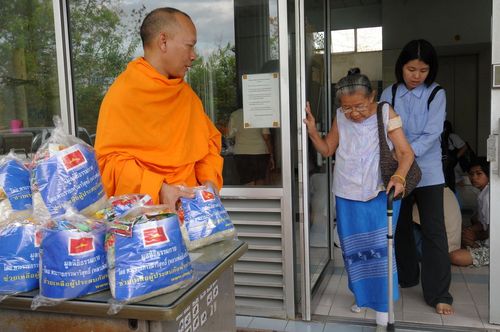 ภาพ No.4261:มูลนิธิธรรมกายช่วยภัยน้ำท่วม ปี พ.ศ.2554 ที่อ.คลองหลวง