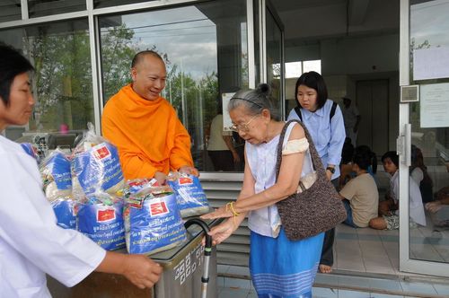 ภาพ No.4259:มูลนิธิธรรมกายช่วยภัยน้ำท่วม ปี พ.ศ.2554 ที่อ.คลองหลวง