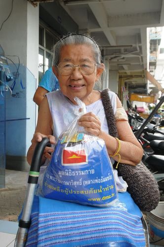 ภาพ No.4262:มูลนิธิธรรมกายช่วยภัยน้ำท่วม ปี พ.ศ.2554 ที่อ.คลองหลวง