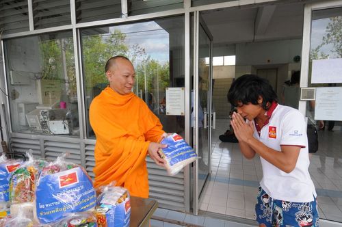 ภาพ No.4263:มูลนิธิธรรมกายช่วยภัยน้ำท่วม ปี พ.ศ.2554 ที่อ.คลองหลวง
