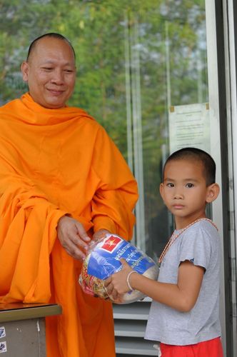 ภาพ No.4264:มูลนิธิธรรมกายช่วยภัยน้ำท่วม ปี พ.ศ.2554 ที่อ.คลองหลวง