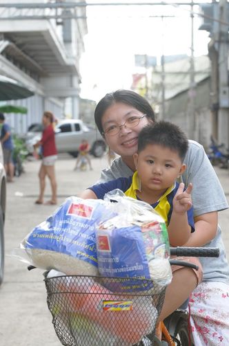 ภาพ No.4265:มูลนิธิธรรมกายช่วยภัยน้ำท่วม ปี พ.ศ.2554 ที่อ.คลองหลวง