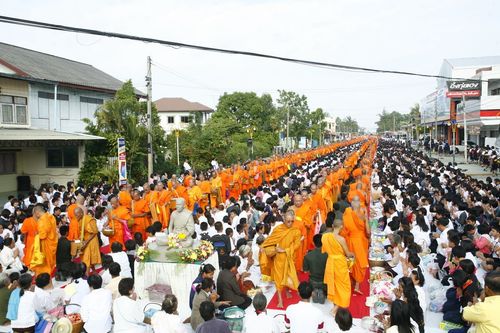 ภาพ No.4378:ตักบาตรร้อยเอ็ด ปี 2554 พระ 15,555 รูป 