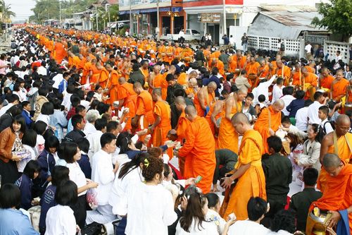 ภาพ No.4381:ตักบาตรร้อยเอ็ด ปี 2554 พระ 15,555 รูป 