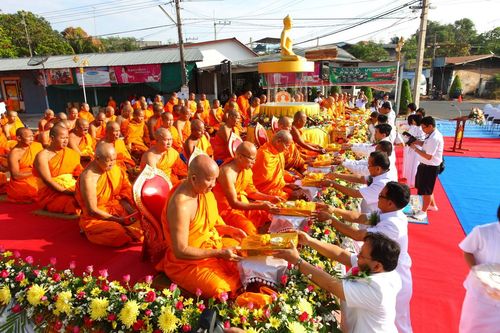 ภาพ No.4382:ตักบาตรร้อยเอ็ด ปี 2554 พระ 15,555 รูป 