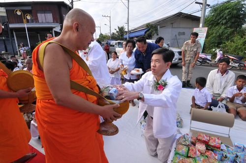 ภาพ No.4383:ตักบาตรร้อยเอ็ด ปี 2554 พระ 15,555 รูป 