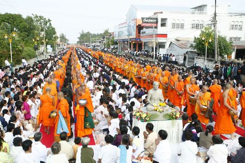 ภาพ No.4379:ตักบาตรร้อยเอ็ด ปี 2554 พระ 15,555 รูป 