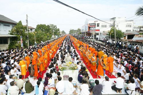 ภาพ No.4380:ตักบาตรร้อยเอ็ด ปี 2554 พระ 15,555 รูป 