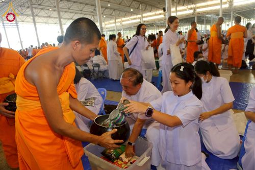 ภาพ No.215217:วันอาทิตย์ต้นเดือนที่ 6 เมษายน พ.ศ. 2568 พิธีตักบาตรข้าวสารอาหารแห้ง ณ บ้านแก้วเรือนทองคุณยาย สภาธรรมกายสากล วัดพระธรรมกาย