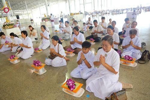 ภาพ No.215244:วันอาทิตย์ต้นเดือนที่ 6 เมษายน พ.ศ. 2568 พิธีตักบาตรข้าวสารอาหารแห้ง ณ บ้านแก้วเรือนทองคุณยาย สภาธรรมกายสากล วัดพระธรรมกาย