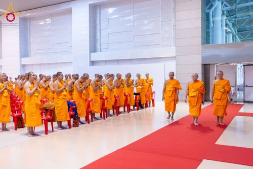 ภาพ No.284959:วันอาทิตย์ที่ 14 ธันวาคม พ.ศ.2568  พิธีปฏิบัติธรรม พิธีถวายภัตตาหารเป็นสังฆทาน พิธีมอบต้นสมบัติจักรพรรดิ ถวายแด่เจ้าอาวาสและประธานสงฆ์ 236 ศูนย์ส่งเสริมศีลธรรมทั่วโลก ณ สภาธรรมกายสากล วัดพระธรรมกาย