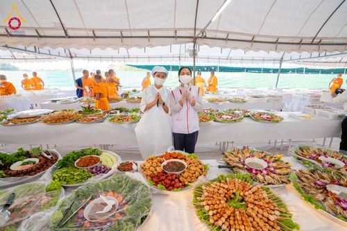 ภาพ No.301794:วันที่ 24 มกราคม พ.ศ. 2569 พิธีถวายภัตตาหารเป็นสังฆทาน แด่พระธรรมยาตรา ณ อนุสรณ์สถานบางปลา วัดบางปลา อำเภอบางเลน จังหวัดนครปฐม ในโครงการธรรมยาตรา กตัญญูบูชา มหาปูชนียาจารย์ พระมงคลเทพมุนี(สด จนฺทสโร) พระผู้ปราบมาร อนุสรณ์สถาน 7 แห่ง ปีที่ 14