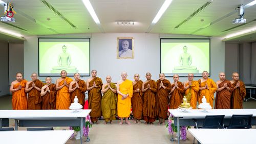 ภาพ No.323386:หลวงพ่อทัตตชีโว รองเจ้าอาวาสวัดพระธรรมกาย ถวายการต้อนรับปฏิสันถารคณะสงฆ์จากประเทศศรีลังกา