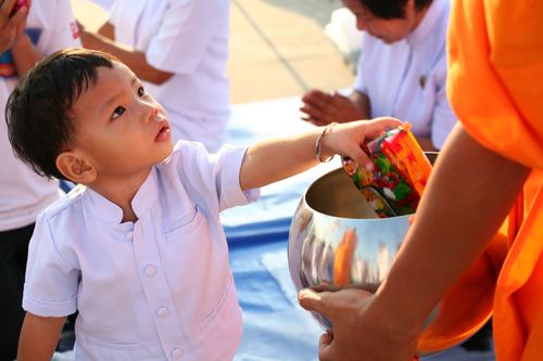 ตักบาตร