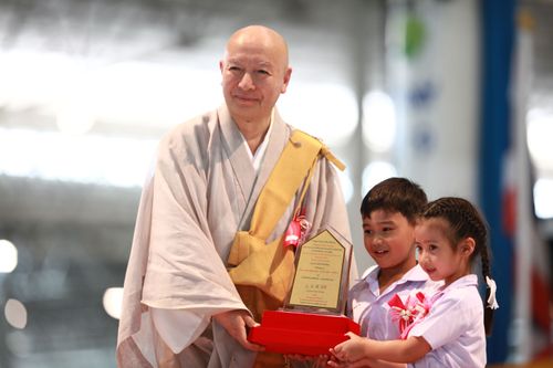 ภาพ No.7982:รูปภาพวันมาฆบูชา กิจกรรมวันมาฆบูชา ณ วัดพระธรรมกาย ปี 2555