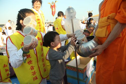 ภาพ No.7999:รูปภาพวันมาฆบูชา กิจกรรมวันมาฆบูชา ณ วัดพระธรรมกาย ปี 2555
