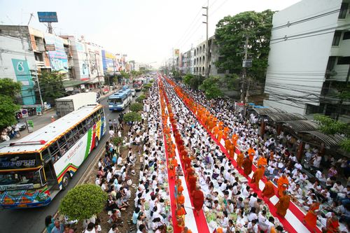 ภาพ No.2549:ภาพตักบาตรสะพานใหม่
