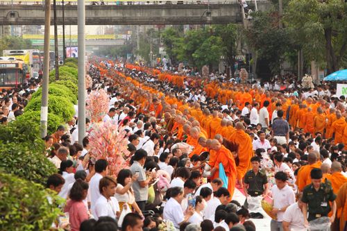 ภาพ No.2572:ภาพตักบาตรสะพานใหม่