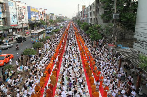 ภาพ No.2577:ภาพตักบาตรสะพานใหม่