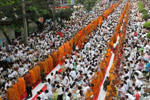 ภาพ No.2580:ภาพตักบาตรสะพานใหม่