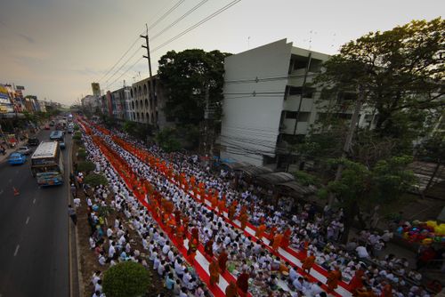 ภาพ No.2589:ภาพตักบาตรสะพานใหม่