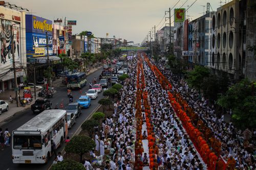 ภาพ No.2590:ภาพตักบาตรสะพานใหม่
