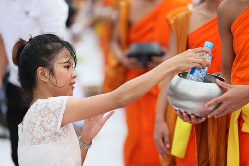 ภาพ No.2592:ภาพตักบาตรสะพานใหม่