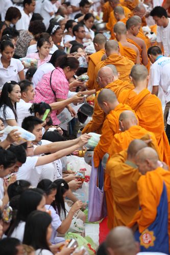 ภาพ No.2595:ภาพตักบาตรสะพานใหม่