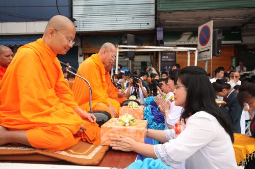 ภาพ No.2594:ภาพตักบาตรสะพานใหม่