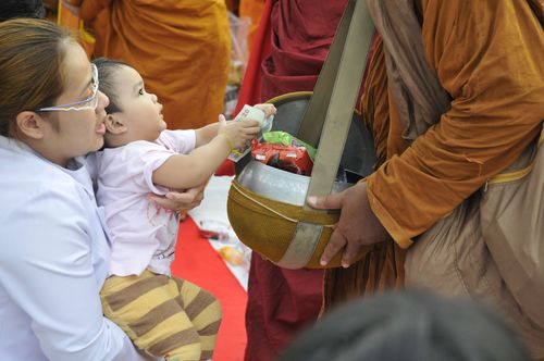 ภาพ No.2599:ภาพตักบาตรสะพานใหม่