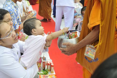 ภาพ No.2600:ภาพตักบาตรสะพานใหม่