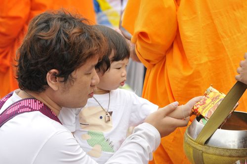 ภาพ No.2601:ภาพตักบาตรสะพานใหม่