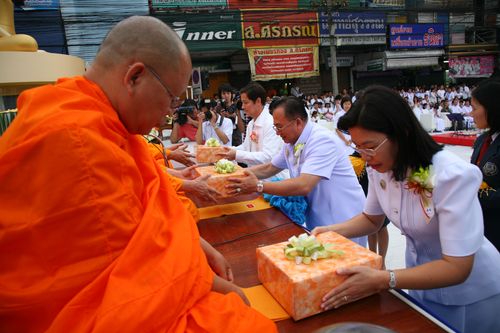 ภาพ No.2604:ภาพตักบาตรสะพานใหม่