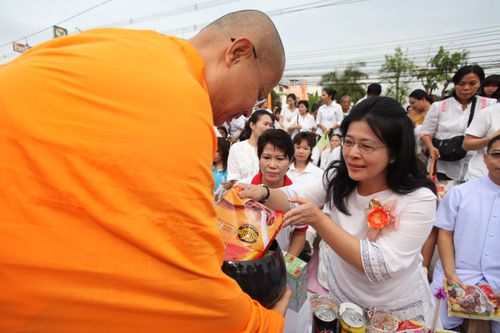 ภาพ No.2605:ภาพตักบาตรสะพานใหม่