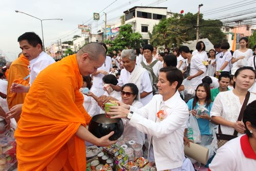 ภาพ No.2606:ภาพตักบาตรสะพานใหม่