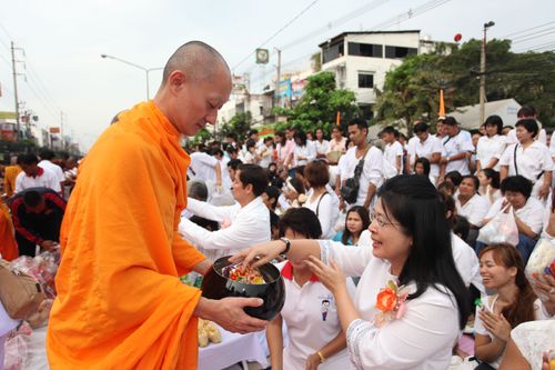 ภาพ No.2610:ภาพตักบาตรสะพานใหม่