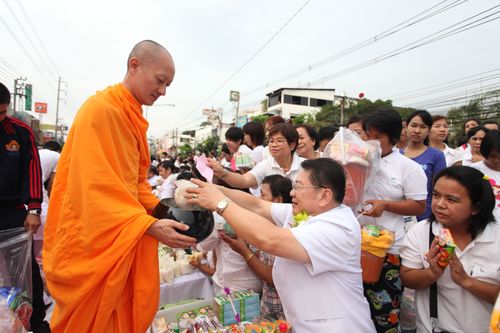 ภาพ No.2609:ภาพตักบาตรสะพานใหม่