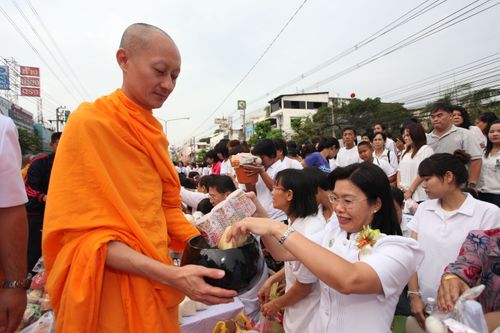 ภาพ No.2612:ภาพตักบาตรสะพานใหม่