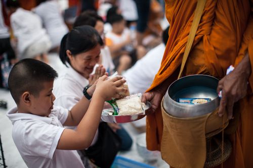 ภาพ No.2611:ภาพตักบาตรสะพานใหม่