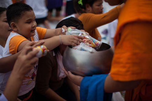 ภาพ No.2614:ภาพตักบาตรสะพานใหม่