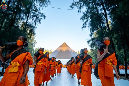 ภาพ No.106268:พระธรรมยาตราร่วมปฏิบัติธรรม และถ่ายภาพหมู่ประวัติศาสตร์ ในโครงการธรรมยาตรากตัญญูบูชา มหาปูชนียาจารย์ พระมงคลเทพมุนี(สด จนฺทสโร) พระผู้ปราบมาร  อนุสรณ์สถาน 7 แห่ง ปีที่ 12  วันที่ 4 มกราคม พ.ศ. 2567  ณ อนุสรณ์สถานมหาวิหารพระมงคลเทพมุนี จ.สุพรรณบุรี