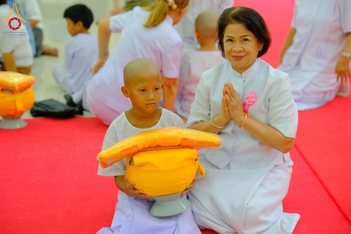 ภาพ No.319885:วันเสาร์ที่ 4 เมษายน พ.ศ.2569 พิธีตัดปอยผมและปลงผม พิธีขอขมาผู้ปกครองและมอบผ้าไตร พิธีบรรพชาและถวายบาตร ณ ศูนย์ปฏิบัติธรรมและศูนย์อบรมเยาวชนเพชรบุรี  ต.ท่าแลง อ.ท่ายาง จ.เพชรบุรี