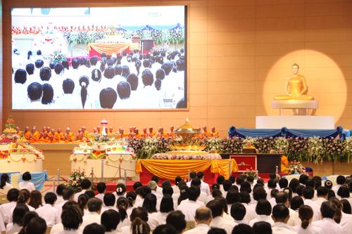 สักการะอัฐิธาตุคุณยายฯ