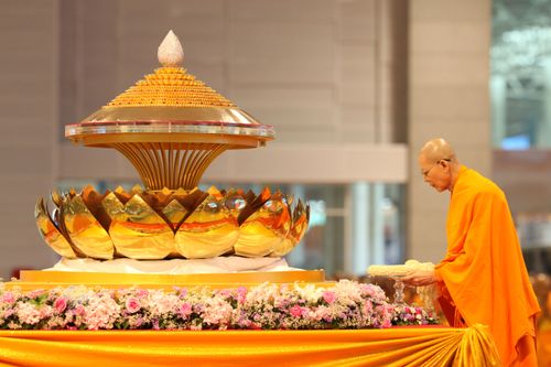 ภาพ No.404:สักการะอัฐิธาตุคุณยายฯ