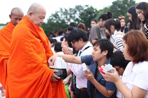 ภาพ No.3737:ตักบาตรพระ 1,269 รูป ม.ศิลปากร