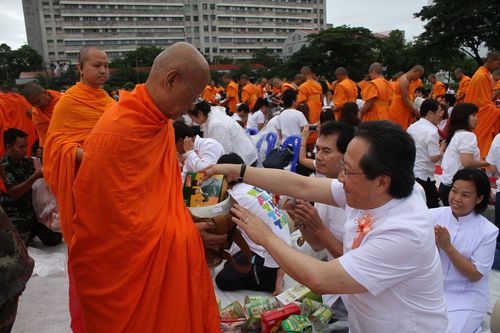 ตักบาตรพระ 1,269 รูป ม.ศิลปากร